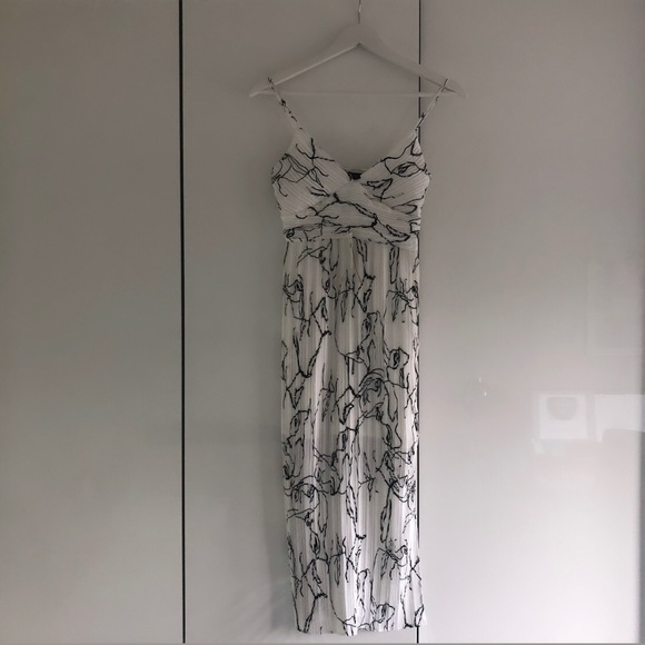 Mid-Length Sleek White Minimalist Dress - Picture 3 of 4